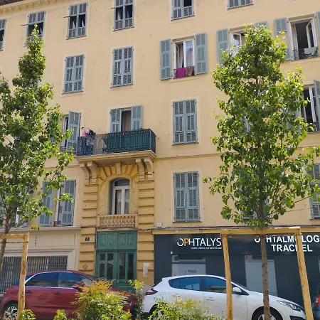 Tres Bien Place A Nice! *